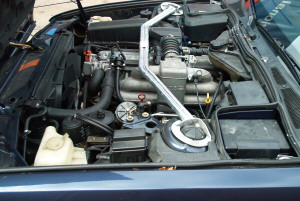 Motorraum mit Domstrebe im BMW 735iA (E32) von Rainer Grtzinger