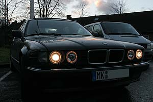 BMW 750i (E32) mit Klarglas-Scheinwerfern und Standlichtringen
