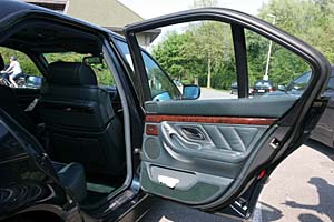 grne Innenraum-Ausstattung in Romans BMW 740i mit Papiertuchspender in der Tr