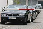 abgesperrter Werksparkplatz fr die 7er-BMWs der Teilnehmer