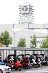 BMW-Werk mit Motorrad-Parkplatz