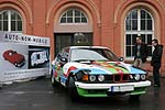 Mick und unserer Ausstellungs-Fhrer betrachten Alexanders BMW