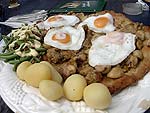 Riesen-Schnitzel mit vier Spiegel-Eiern