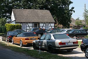 Der 7er-Parkplatz vor dem Landgasthaus Brandenburg reichte auch heute nicht aus, um alle 7er aufzunehmen.
