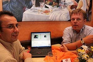 Nesimi (links im Bild) mit seinem Notebook, auf dem der Webcam-Videostrem beobachtet werden konnte