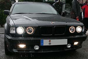 BMW 750i (E32) mit Standlichtringen und Zusatz-Scheinwerfern