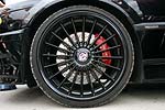 schwarz lackierte Felge und Porsche-Bremse am E38 von ASS