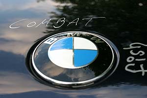 Alexander Highliner lie whrend des Treffens alle Teilnehmer auf der Motorhaube seines BMW 730d unterschreiben.