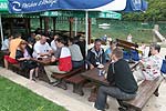 Kaffeetrinken direkt am Limsky-Kanal