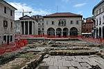 Pula: Ausgrabungssttte vor dem Augustus- (links) und Dianatempe