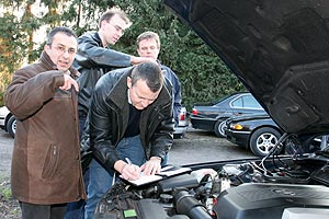 Nesimi (nesi) und Andreas (angro) prften die Einstellungen der Prins-Gasanlage in Andreas Auto.
