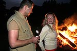Michal (bmwe23) mit Ehefrau Veru am Lagerfeuer