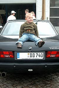 Janeck, der Sohn einer Freundin von DD auf DDs BMW 740i LPG