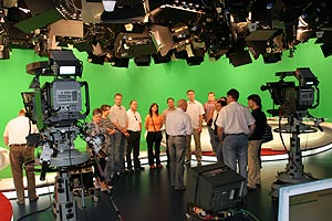 Im Nachrichtenstudio von RTL mit grnem Hintergrund, der im Fernsehen durch ein virtuelles Studiobild ersetzt wird