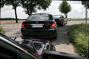 Mit einer Eskorte, bestehend aus drei BMWs der 7er-Reihe wurde Wegbergs Brgermeisterin zum Treffen chauffiert