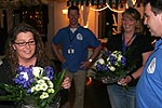 zum Abschluss des Tages wurden die fleiigen Helferinnen Sonja und Vera mit Blumenstrau geehrt