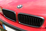 BMW-Niere und BMW-Emblem im Carbon-Style