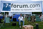 Christian Schtt (Forumsbetreiber) sitzt unter dem von ihm gestalteten Forums-Banner