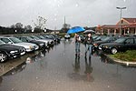 7er-Parkplatz vor dem Caf del Sol mit zwei Mutigen, die trotz Dauerregens die Autos anschauten