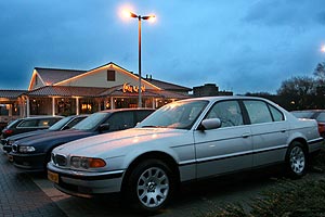 BMW 7er mit niederlndischen Kennzeichen auf dem 7er-Parkplatz