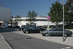 vor dem Besucherpavillon wurden ausgewhlte BMW 7er-Autos aller Modellreihen geparkt