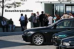 Teilnehmer vor dem Besucherpavillon am Tor 3 des BMW Werkes in Dingolfing
