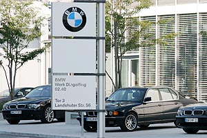 direkt an der Einfahrt zum Werk Dingolfing, Tor 3 wurden BMW 7er der Teilnehmer platziert