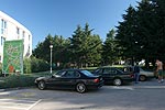 Parkplatz hinter dem Hotel, mit den 7er-BMWs von Erich, Jrgen und Michal