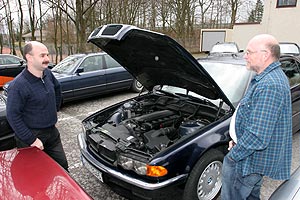 Ein Teilnehmer hat seinen 7er-BMW in Tschechien zugelassen (links im Bild mit Joachim jojo)