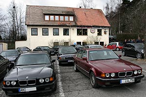 7er-Parkplatz vor der Gaststtte Engelberg in Leonberg, 52. BMW 7er-Stammtisch SdWest