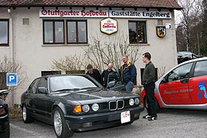 Auf dem Parkplatz wurden die Benzin-Gesprche fortgefhrt, vorne der BMW 735iA (E32) von Oliver (Rottwauz1)