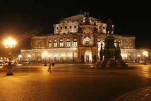 Nach dem Stammtisch fuhren noch einige Teilnehmer in die Innenstadt von Dresden, hier die Semper-Oper bei Nacht