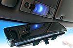 nachgersteter Innenspiegel mit blauen LED-Leuchten in einem BMW 750i (E32)