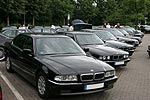 BMW 7er-Reihe auf dem Parkplatz