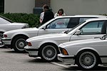 weie 7er-BMWs: L7 (E38), 740i (E32) und 745i (E23) (v. r.)
