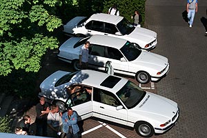drei weie 7er nebeneinader: der BMW L7 (E38) von Hans-Peter, der 740i (E32) von Mick und der 745i (E23) von Bernd