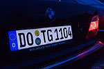Thomas BMW 740i mit selbst leuchtendem Nummernschild nach Einsetzen der Dunkelheit