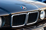 BMW 730i V8 (E32) mit gendertem Emblem auf der Motorhaube