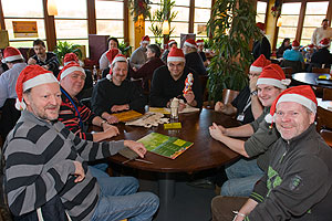 Im Caf des Sol bekamen die Stammtischler eine Weihnachtsmtze von Organisator Stefan (Jippie) verpasst.