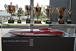 Pokal-Sammlung von Lamborghini vor einem weiteren Modell eines Schnellbootes
