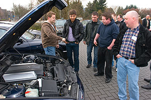 Stefan (Jippie, links im Bild) fhrte den berholten Motor seines BMW 740i auf dem Stammtisch vor und erzhlte von den Reparaturarbeiten