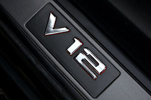 V12-Schild in der Einstiegsleiste des BMW 760i von Klaus (Galaktika)