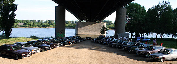 BMW 7er Parkplatz unter einer Autobahnbrcke in Mainz-Kastel