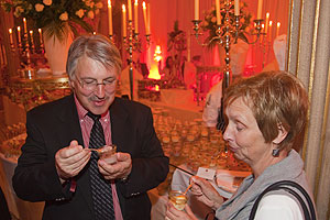 Gewinner Klaus-Peter mit Frau probieren Sspeisen am ppigen Dessert-Buffet