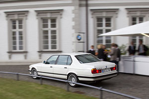 Bye, bye! Gewinnspiel-Sieger Mick verlsst das Anwesen mit seinem BMW 740iL (E32)
