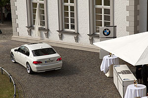 ein Gast fuhr in einem weien BMW 7er, Modell E65, vor das Schloss Bensberg vor