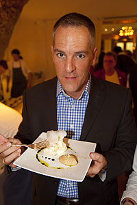 Hauptpreis-Gewinner Mick E. beim Probieren von Parmesancoralle mit Gnseleber und Pistou im Gewlbekeller des Schloss Bensberg