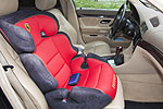 Holly installierte fr seine Tochter einen Ferrari-Kindersitz auf dem Beifahrersitz