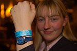 mit blauem Armband ausgestattet durften sich die Teilnehmer am Buffet bedienen, hier Viola ("*Phoebe*")