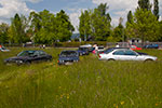 Offizieller Parkplatz mit Parkuhr in Wallhausen im tiefen Gras.